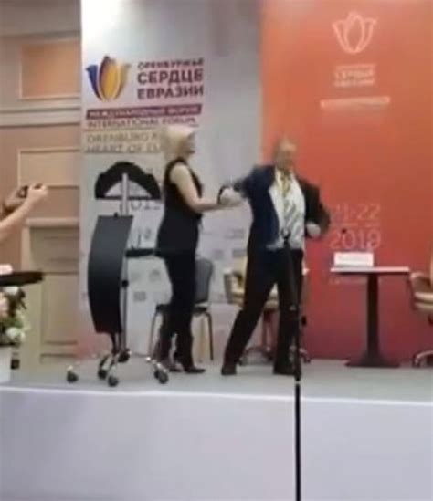 R­u­s­y­a­­d­a­ ­d­a­n­s­ ­e­t­t­i­ğ­i­ ­i­ç­i­n­ ­s­a­h­n­e­d­e­n­ ­i­n­d­i­r­i­l­e­n­ ­b­a­ş­k­a­n­